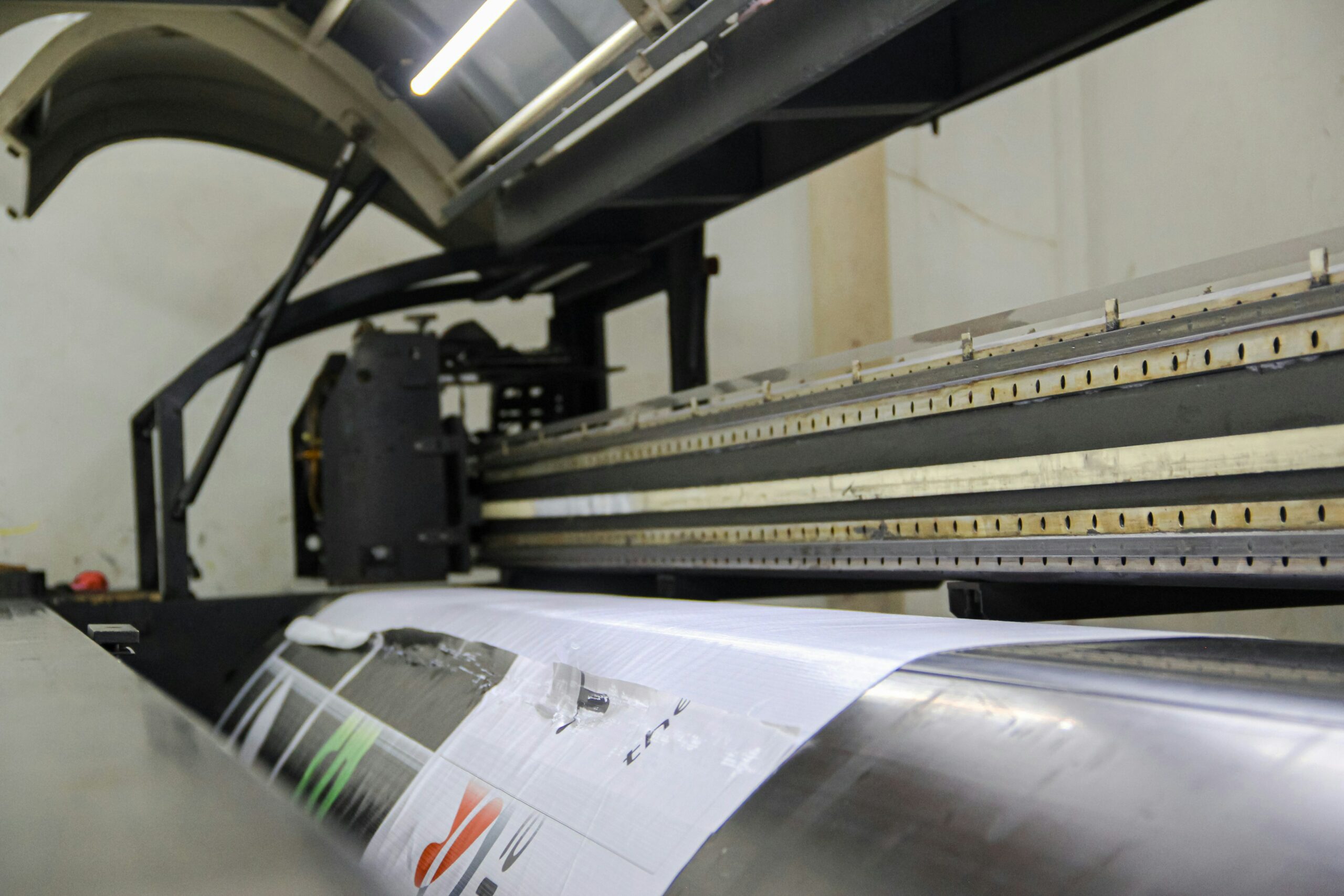 Großformatdrucker produziert Werbebanner